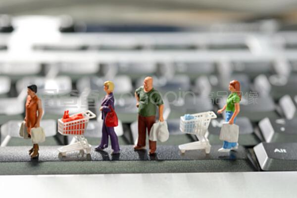 帶購物車的小型購物者 互聯網商品零售新趨勢